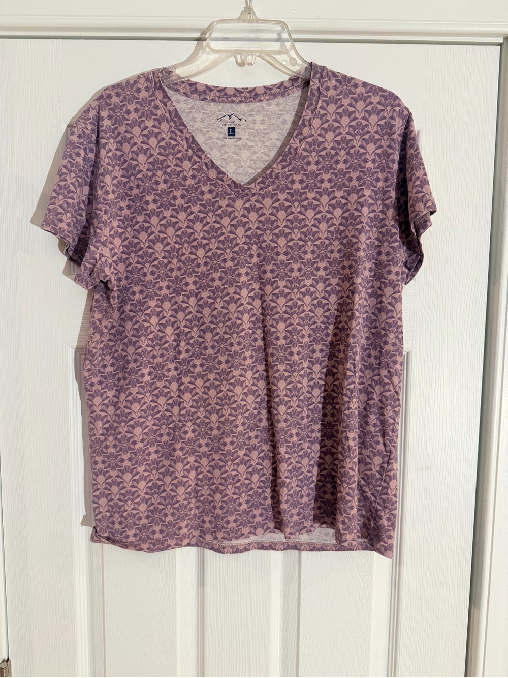 Ladies Size Large "Blue Mountain" V-Neck Short Sleeve Floral Tee in Lavender GUC